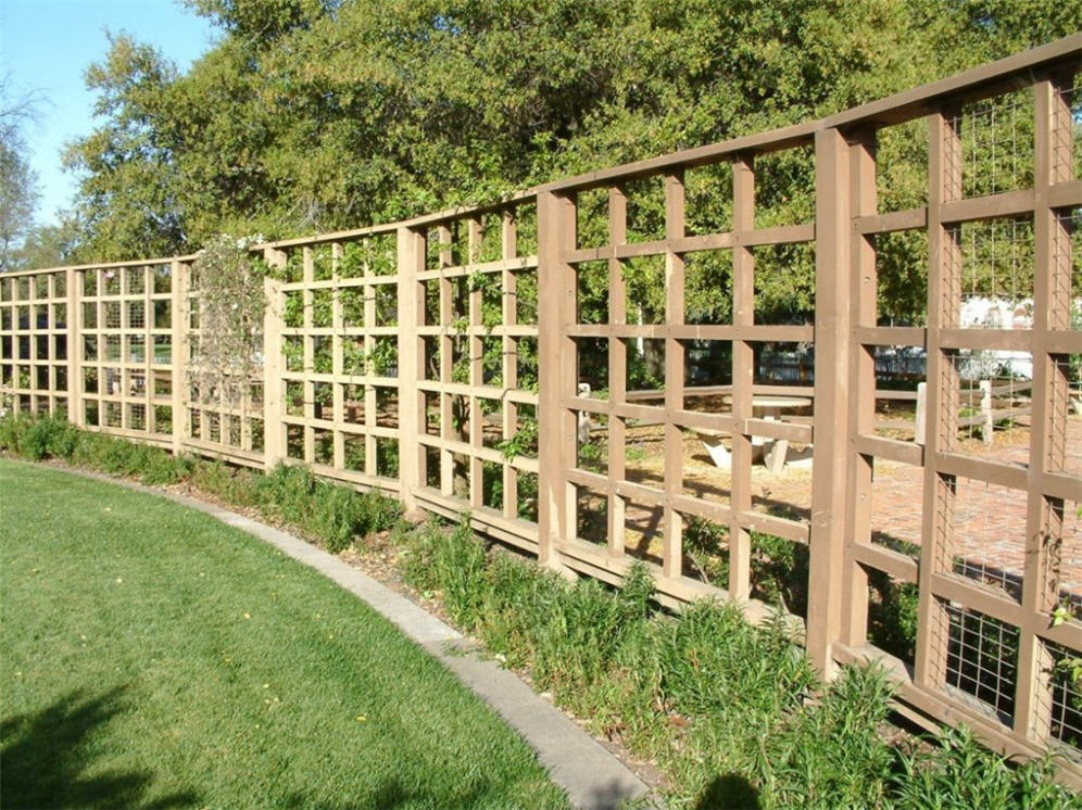 Curving Lathwork Fence