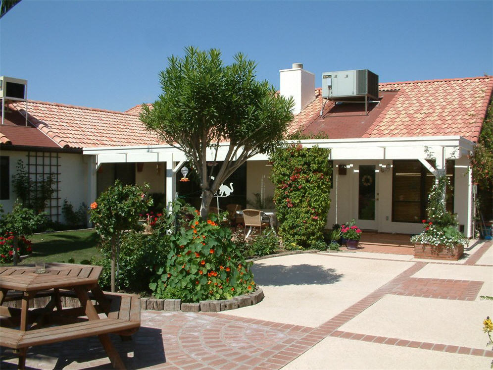 Neat and Simple Courtyard